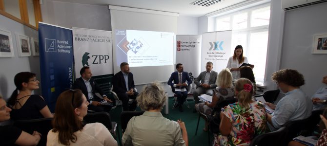 Państwo powinno bardziej zaangażować się w ułatwianie zatrudniania obcokrajowców – wnioski z debaty na temat zatrudniania cudzoziemców w Polsce